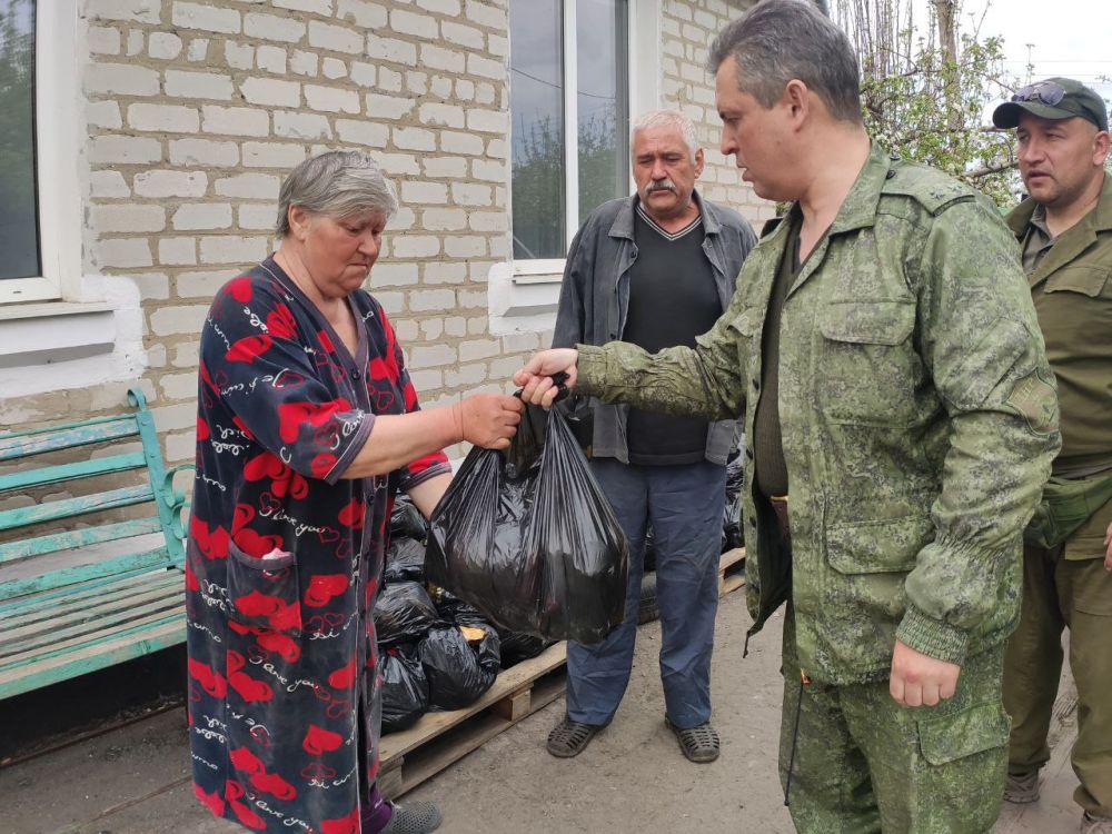 Александр Быкадоров и Андрей Баевский доставили гуманитарную помощь жителям освобождённых от ВФУ посёлков ДНР