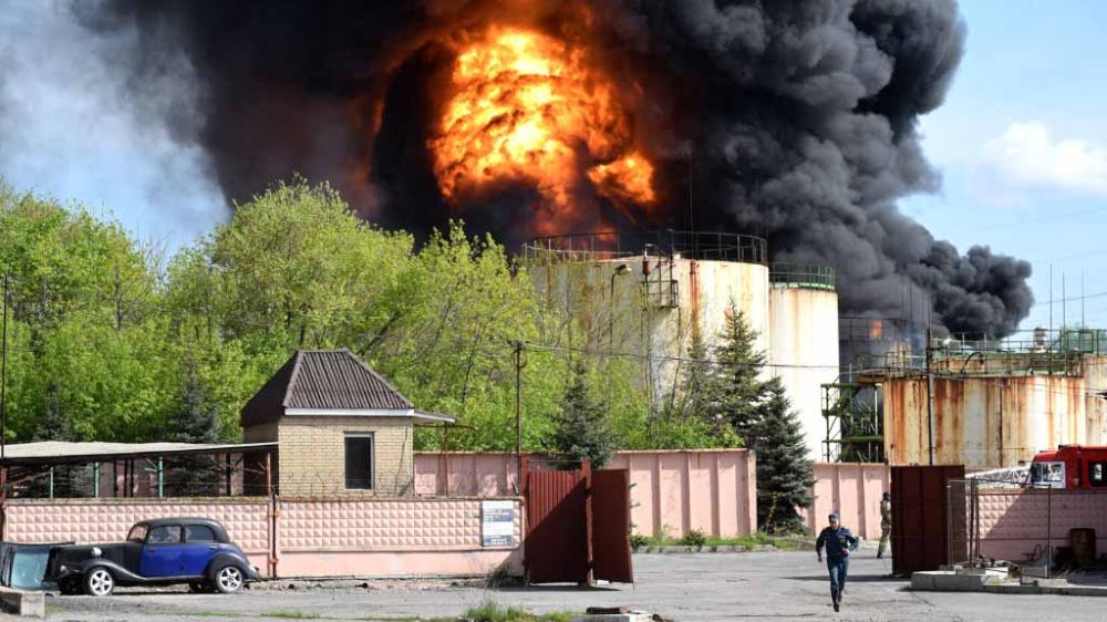 ВСУ обстреляли нефтебазу в Макеевке || Итоги дня 04.05.2022