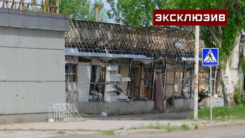 Выбитые окна и осколки снарядов: кадры последствий обстрела ВСУ в Донецке