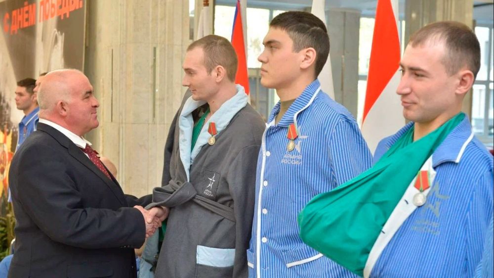 В госпитале Вишневского вручили государственные награды участникам спецоперации