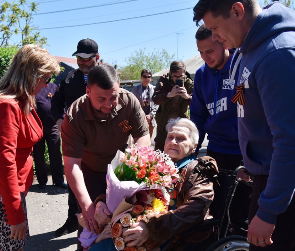 Денис Пушилин поздравил с наступающим Днем Великой Победы ветерана Нину Митрофановну Воробьеву