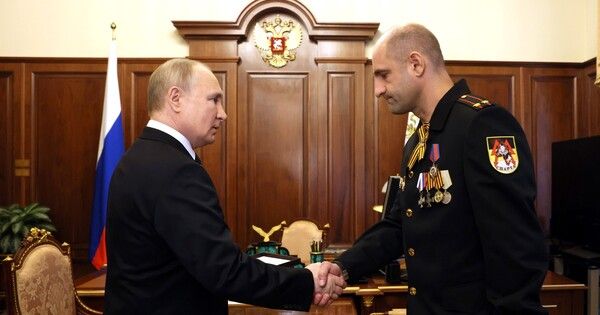 Путин вручил звезду Героя России отцу погибшего комбата «Спарты» Владимира Жоги