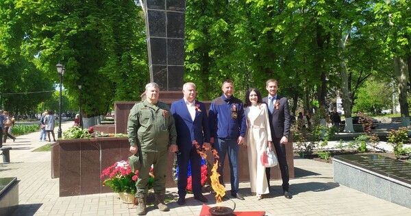 В освобожденных Волновахе и Урзуфе впервые за восемь лет зажгли Вечный огонь