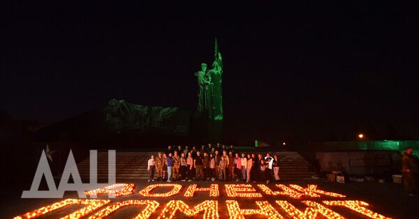 Жители ДНР выложили из лампадок надпись «Донецк помнит» в центре Донецка