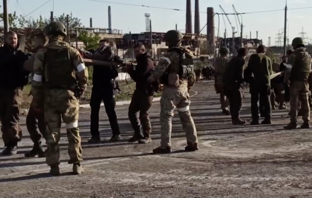 Боевики и военные на "Азовстали" начали сдаваться после трех с половиной недель блокады