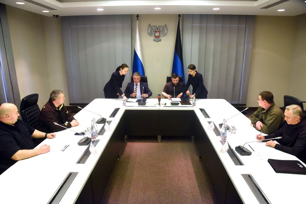 «Мы должны думать о будущем»: Денис Пушилин подписал соглашение о сотрудничестве с Российским союзом боевых искусств