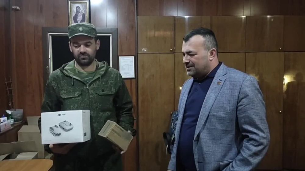 Российские писатели, участники литературного фестиваля «Звезды над Донбассом» передали военнослужащим ДНР квадрокоптер