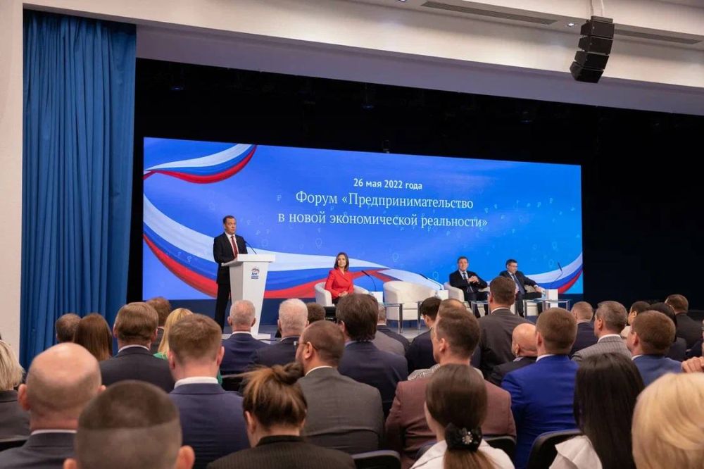 Утреннее заседание форума «Предпринимательство в новой экономической реальности» застало в кабинете, а вечернее – в мариупольском порту