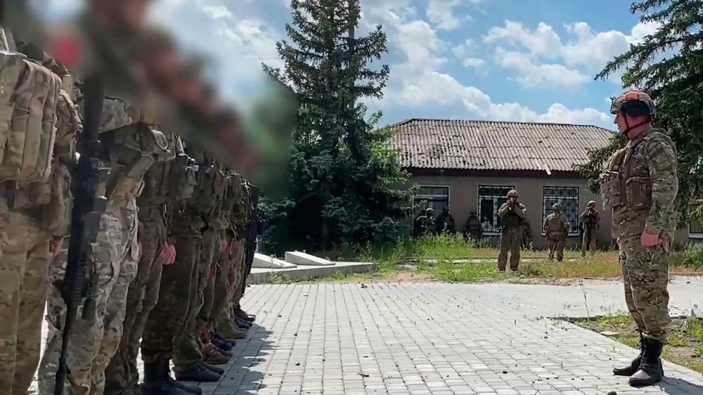 Командующий ЦВО наградил участвующих в освобождении Красного Лимана военных: видео