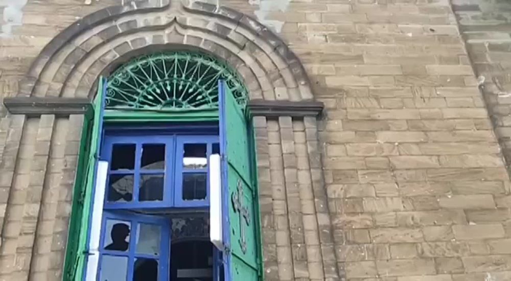 На Горловском направлении в полуразрушенном Свято-Димитриевском храме писатель Захар Прилепин вспоминает слова своего боевого товарища – бывшего главы ДНР Александра Захарченко: