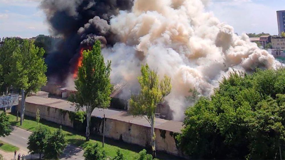 Снарядами «Градов»: кадры с мест массированного обстрела ВСУ в Донецке