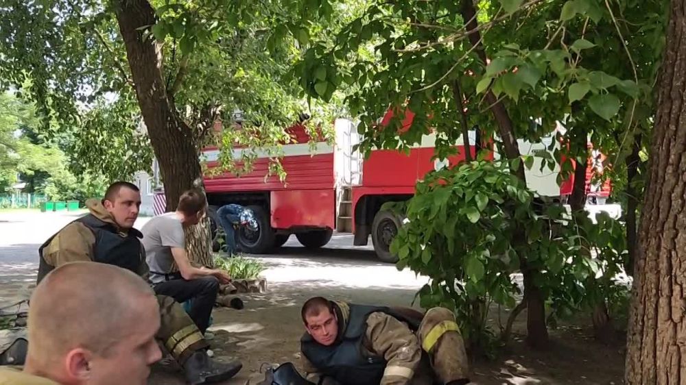Петровский район, Донецк. Сотрудники МЧС пережидают обстрел