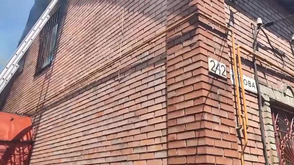 Последствия прилётов в дом в Кировском районе Донецка почти потушили