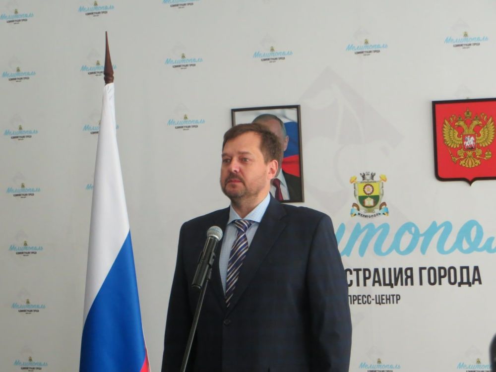 В Мелитополе в канун Дня России состоялась торжественная церемония вручения первых 30 паспортов Российской Федерации жителям Запорожской области