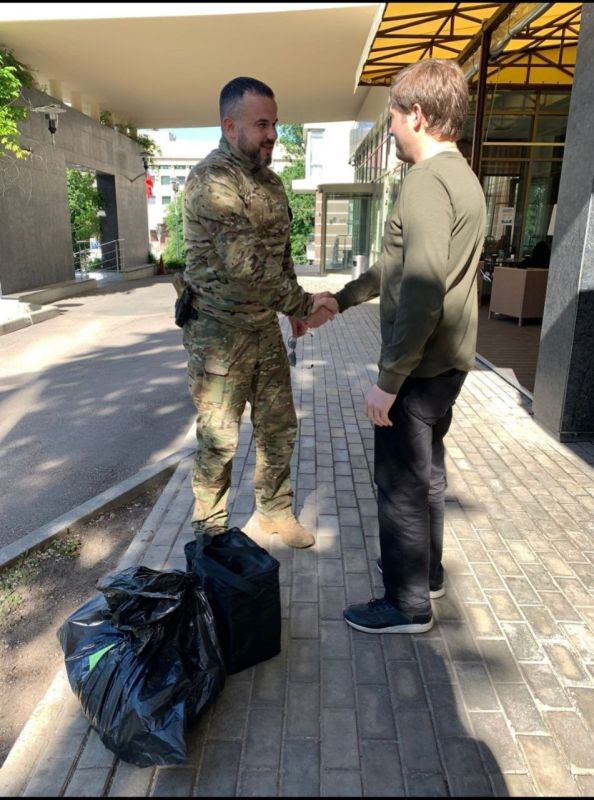 Один бронежелет и коптер, купленные на перечисленные вами средства, передал в Донецке через Даниила @NeoficialniyBeZsonoV, Владлену Татарскому @vladlentatarsky