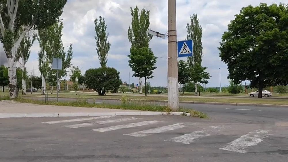 Донецк. Проспект Мира.. Военные нацистские формирования Украины продолжают вести целенаправленный массированный обстрел по...