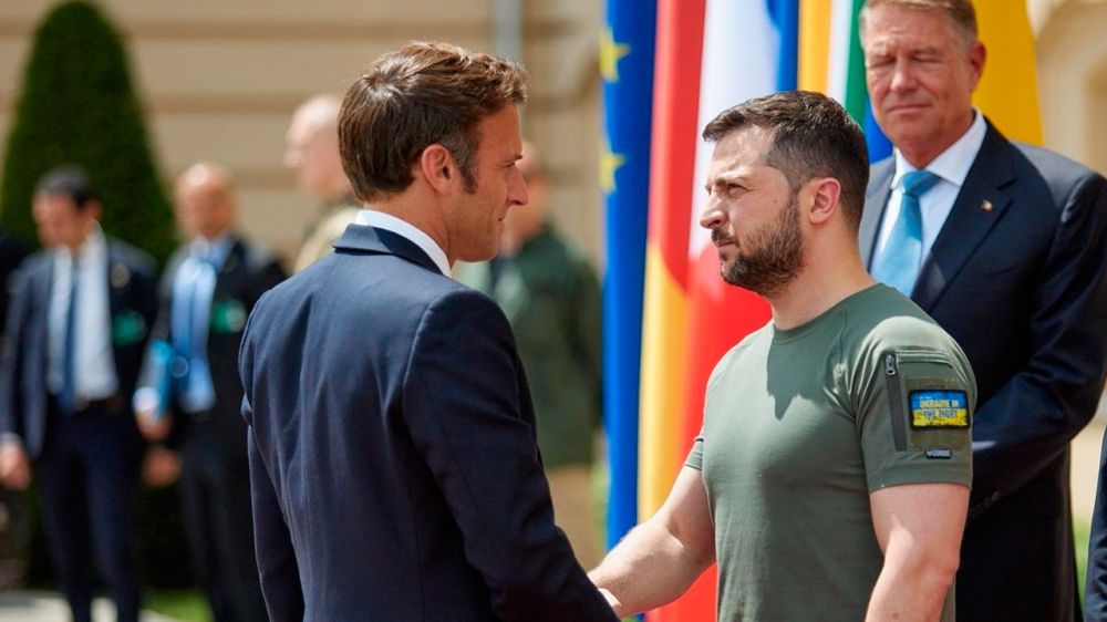 Французы возмутились поведением и внешним видом Зеленского на встрече с Макроном