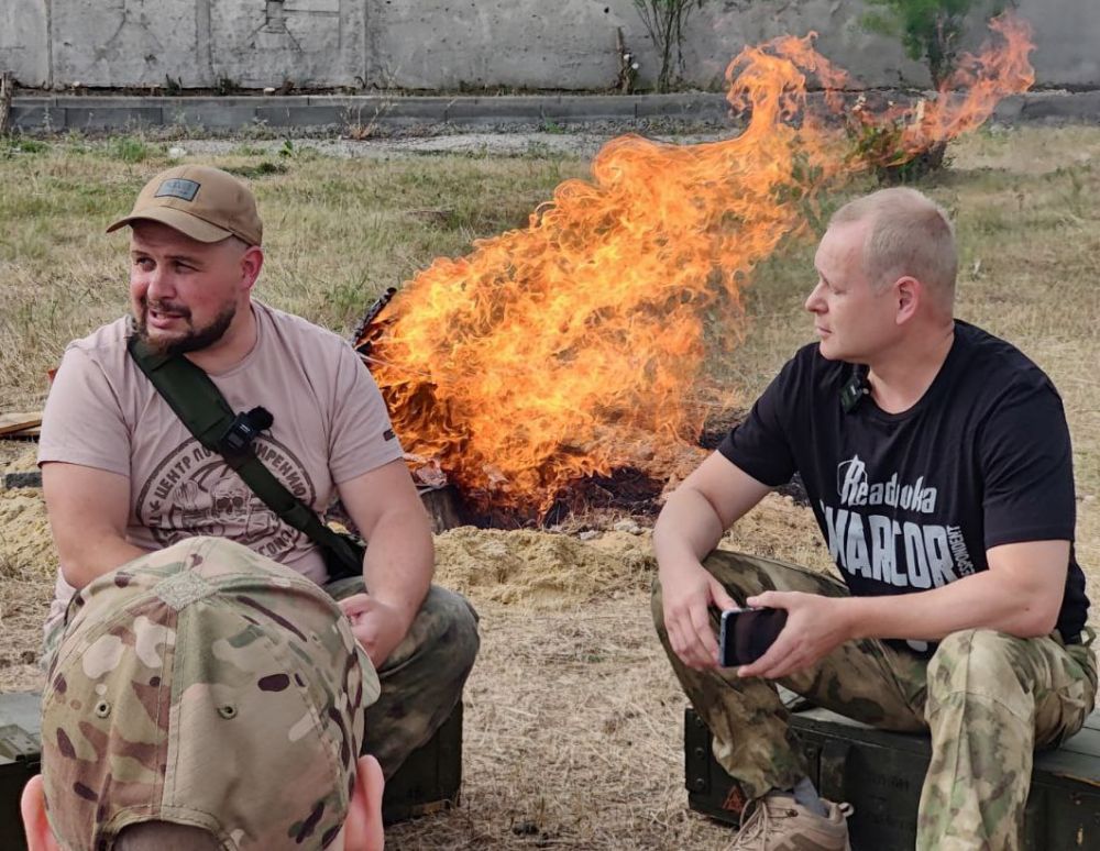 Творческие вечера в Донецке продолжаются — Readovka провела встречу с Владленом Татарским у огня и под гитару