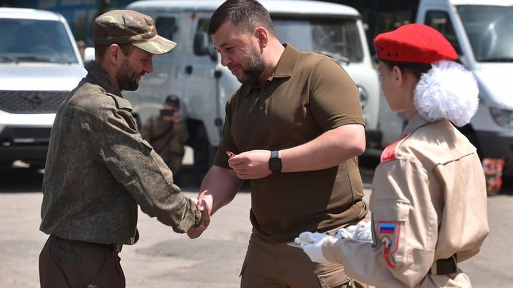 «Для нас критически важно – изгнать неонацистскую нечисть с нашей земли»: Денис Пушилин наградил мобилизованных военнослужащих ДНР