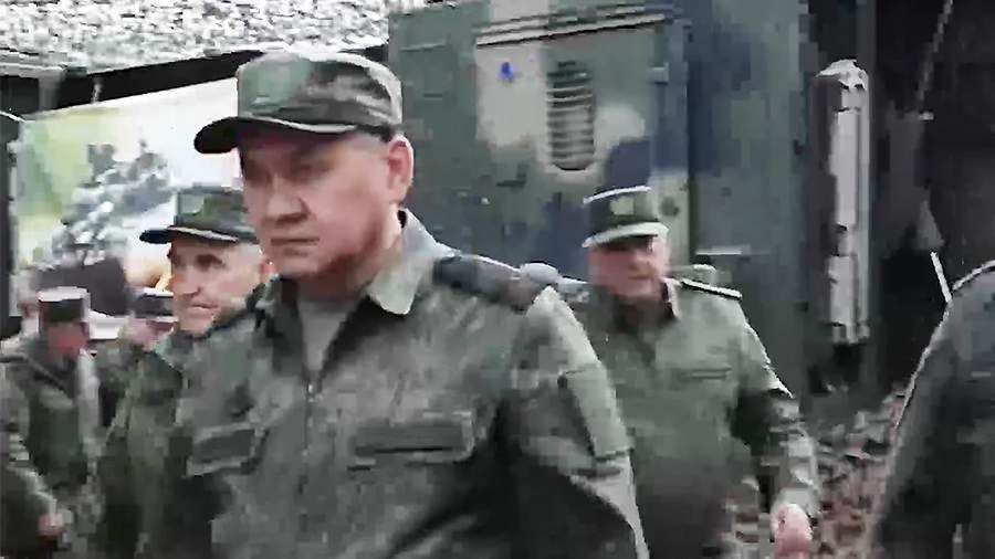 Опубликованы кадры прибытия Шойгу в зону спецоперации по защите Донбасса