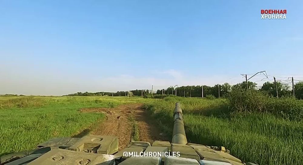 На кадрах нашего военкора Андрея Филатова основной боевой танк Т-72Б 9-го полка НМ ДНР подавляет огневые позиции ВСУ в лесостепной зоне с применением 125-мм осколочно-фугасных снарядов