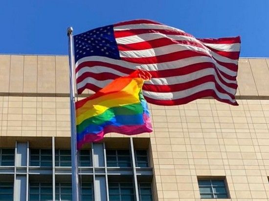 Посольство США вывесило над площадью ДНР в Москве флаг ЛГБТ