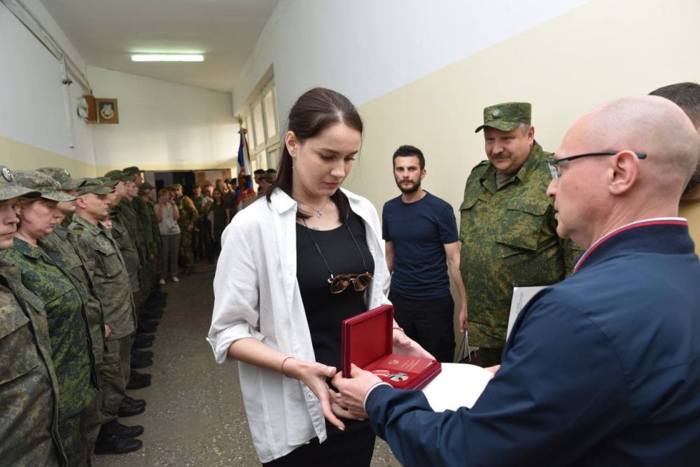 Сергей Кириенко передал орден Мужества вдове Арсена «Моторолы» Павлова, командира батальона «Спарта»