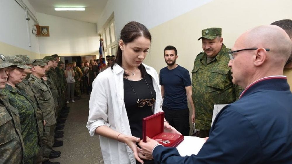 Вдове Моторолы вручили орден Мужества, которым ее мужа посмертно наградил Президент России Владимир Путин