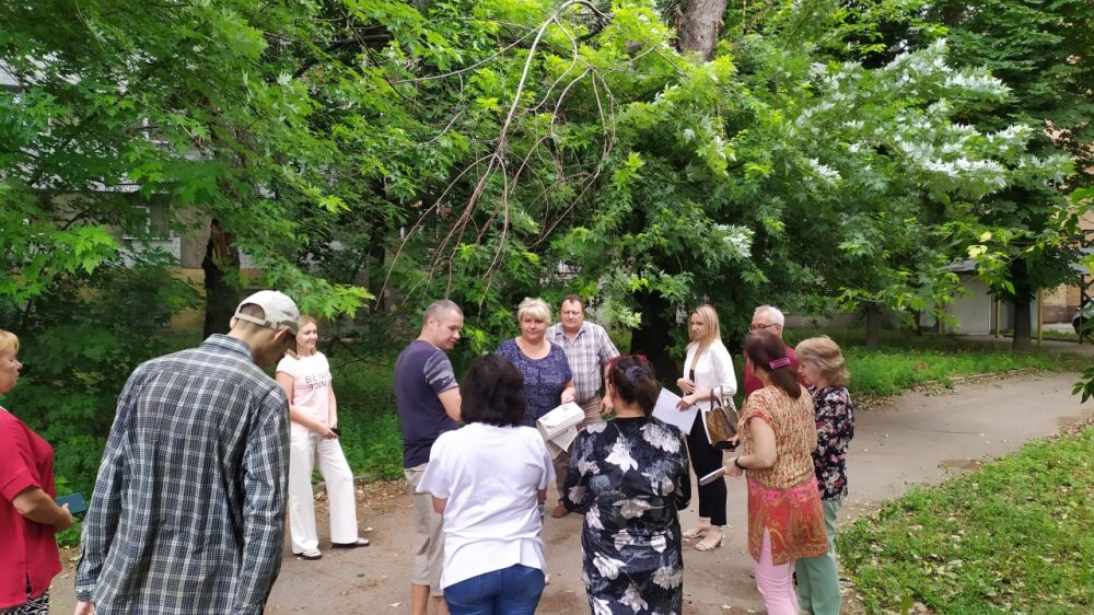 Сегодня, 14 июля, в Киевском районе г. Донецка состоялась встреча главы администрации г. Донецка, секретаря местного отделения Общественной Движения "Донецкая Республика" Валентина Левченко с местными жителями