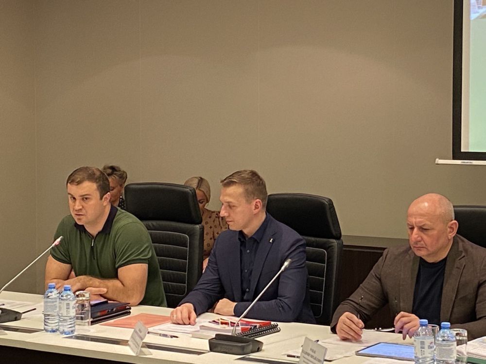 В Донецке проходит Круглый стол на тему: «Гармонизация законодательства ДНР и ЛНР с законодательством Российской Федерации в части защиты прав потребителей, торговли и промышленности»