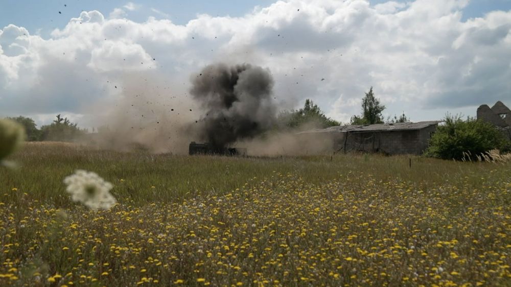 Избавиться от смертоносных ловушек: кадры работы противоминного робота в ДНР