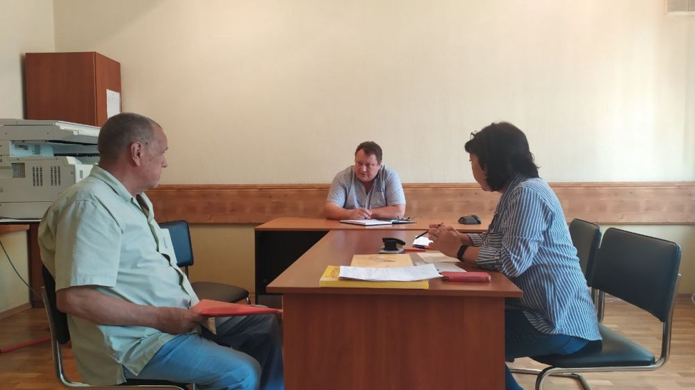 Сегодня, 25 июля, в администрации Киевского района г. Донецка прошел прием главы администрации Киевского района г. Донецка, секретаря местного отделения Общественного Движения «Донецкая Республика» Киевского района г. Донецка Валентина Левченко