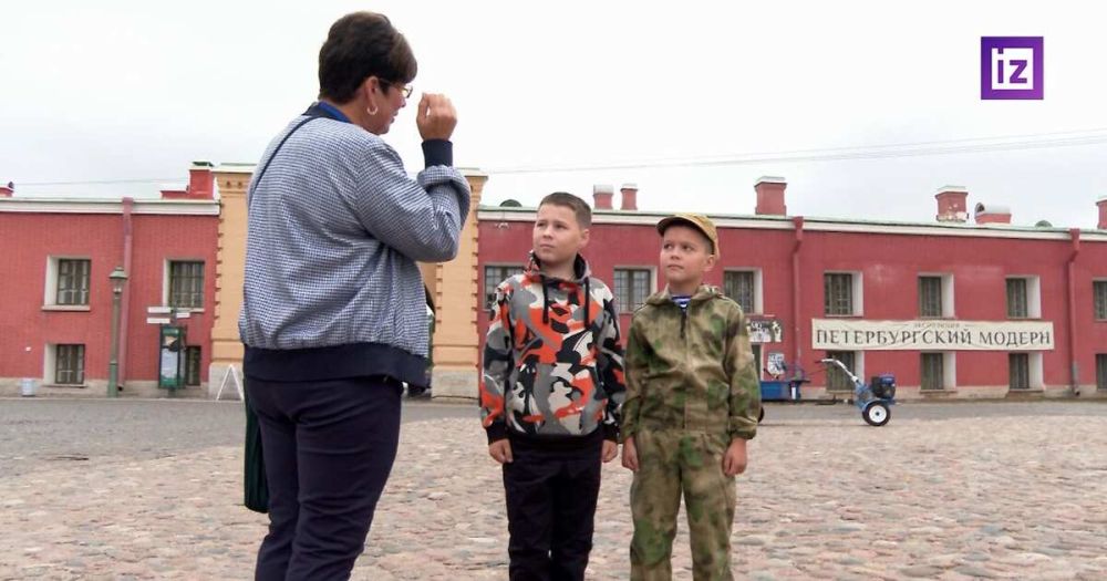 Приветствующий военных РФ Алеша приехал в Санкт-Петербург