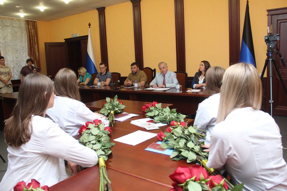 Денис Пушилин принял участие в церемонии вручения сертификатов на премии талантливым выпускникам медуниверситета