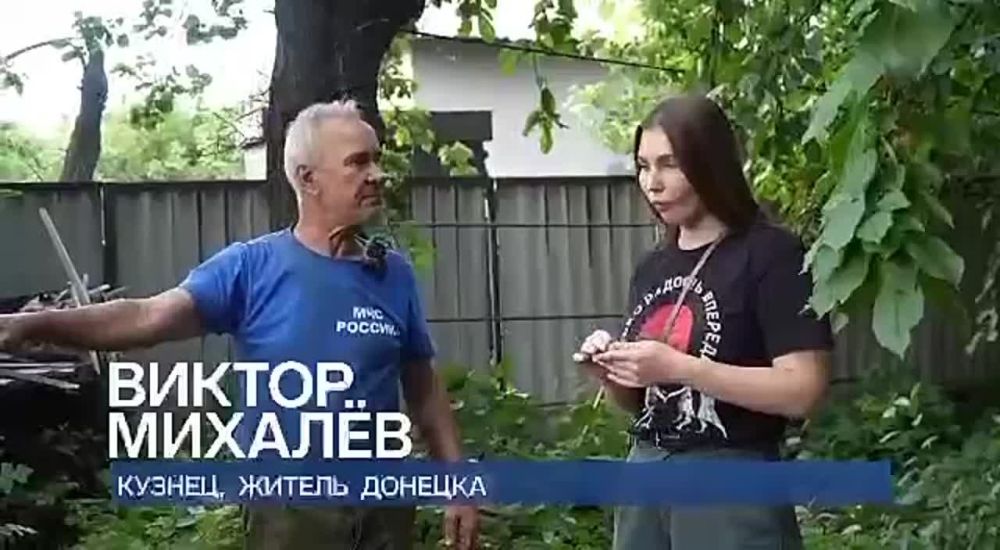 - У вас тут храм!. - Нет, это не храм. Это келья!... Вот мама, держащая дочку свою, она её закрывает, чтобы сберечь. А вот...