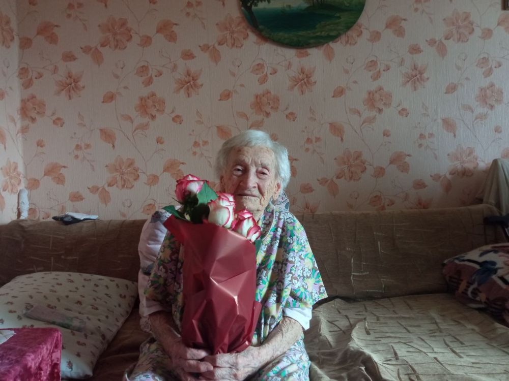 Поздравляем со 100-м юбилеем ДОВГУН АННУ ИВАНОВНУ!!!