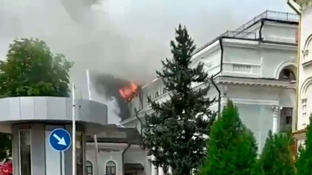В Донецке загорелось здание железнодорожного вокзала после обстрела ВСУ