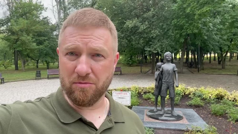 Александр Малькевич возложил цветы к памятнику погибшим детям Донбасса на Аллее Ангелов