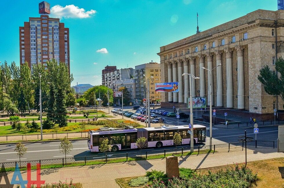 Отмена платежей за воду, освобождение Песок и победа в памятном футбольном матче. Картина дня в ДНР