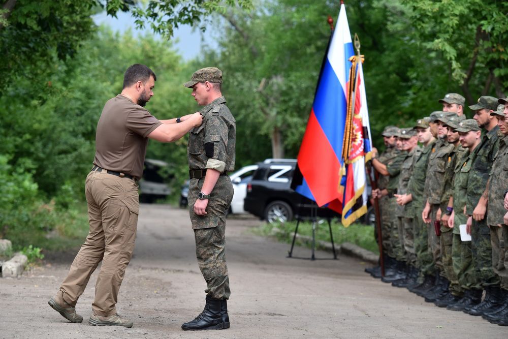 Денис Пушилин наградил бойцов «Спарты» и поблагодарил их за отстаивание высоких идеалов Арсена Павлова и Владимира Жоги