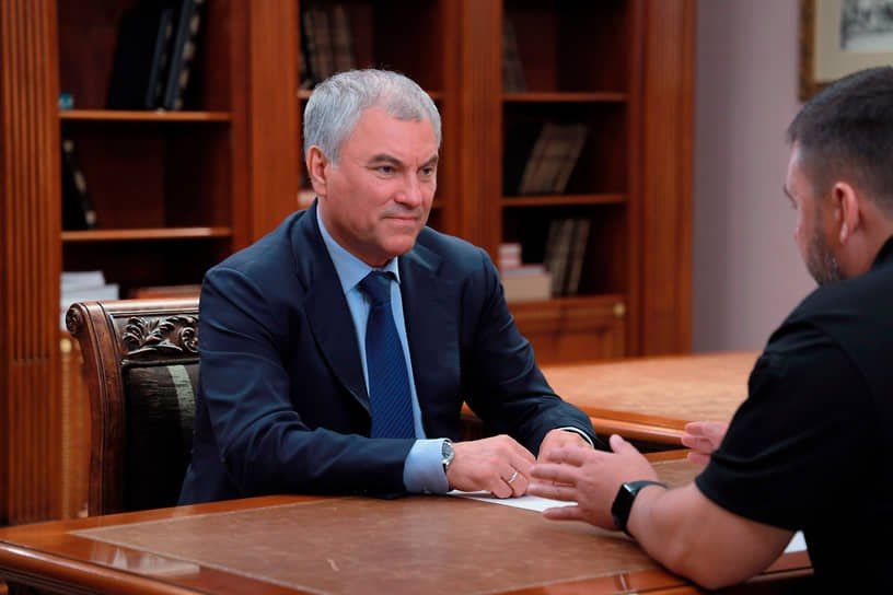 Председатель Госдумы Вячеслав Володин посетил ДНР, где встретился с депутатами народного совета, руководством парламента и профильных комитетов, а также главой республики Денисом Пушилиным