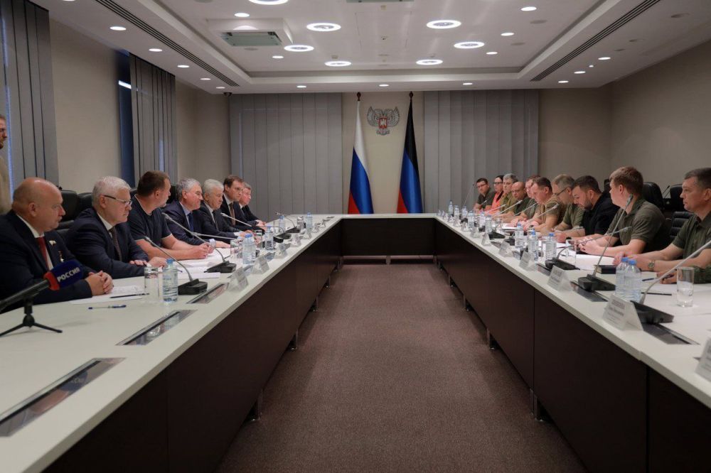 Председатель Государственной Думы Вячеслав Володин и российские парламентарии сегодня с рабочим визитом посетили Донецк