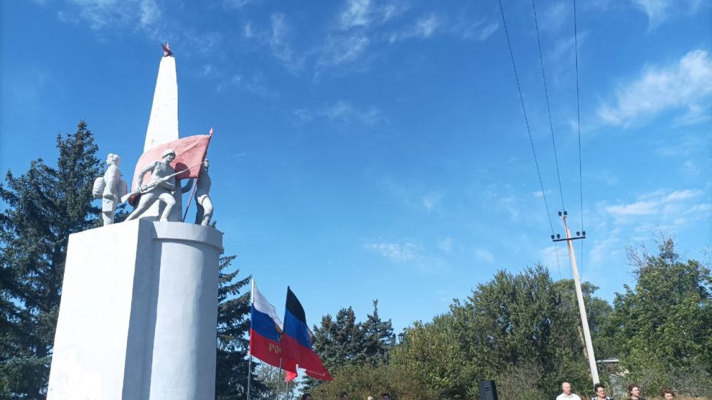 Непокоренные: в Новоазовске отметили годовщину освобождения от ВСУ