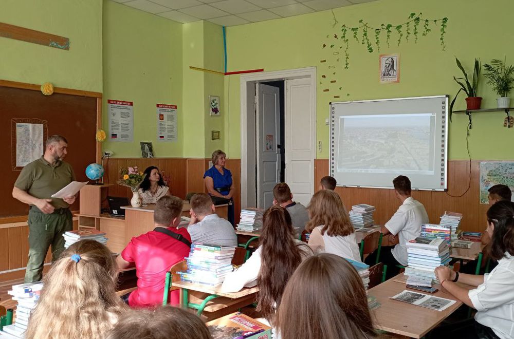 Депутаты провели уроки мира для школьников ДНР