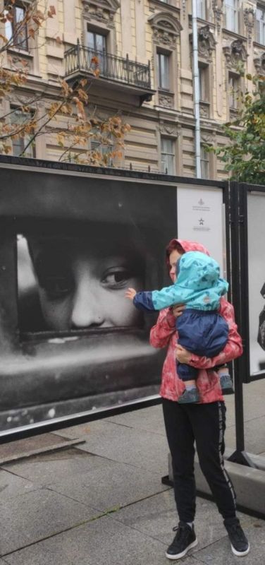 Российская художница Светлана Щиблева со своим сыном на выставке "Глаза непокоренного Донбасса" в Санкт-Петербурге