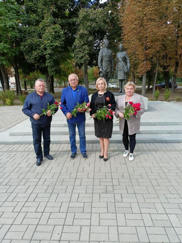 В Петровском районе состоялось возложение цветов