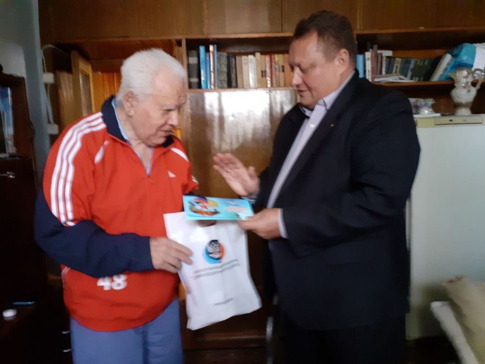 Сегодня, 8 сентября, в великий День для нашего региона, глава администрации Киевского района г. Донецка, секретарь МО ОД «ДР» - Валентин Левченко поздравил Грибачева Ивана Васильевича