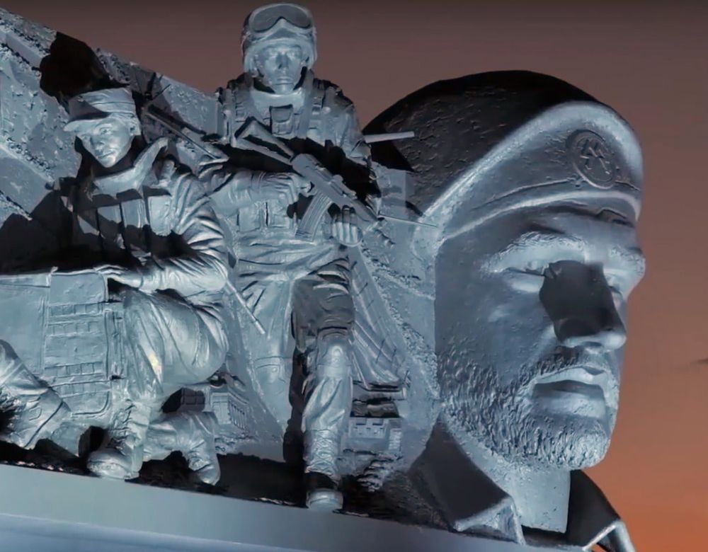 На восстановленном мемориале «Саур-Могила» в ДНР есть памятник Мотороле (Арсену Павлову) — командиру батальона «Спарта», который погиб в 2016 году при взрыве в Донецке