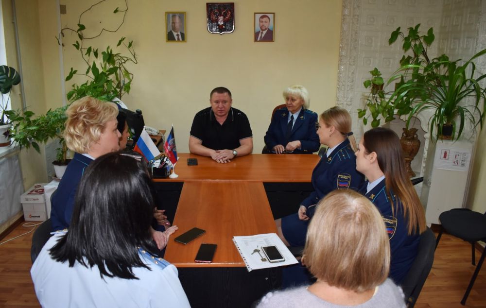 Глава администрации города Кировское Сергей Ермаков встретился с коллективом Кировского городского управления юстиции Министерства юстиции ДНР