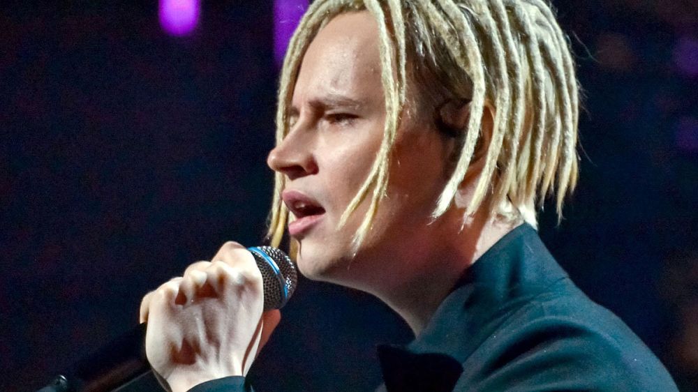 Певец SHAMAN исполнил песню "Встанем" на московском митинге в поддержку референдумов в Донбассе